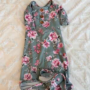 Newborn knotted gown